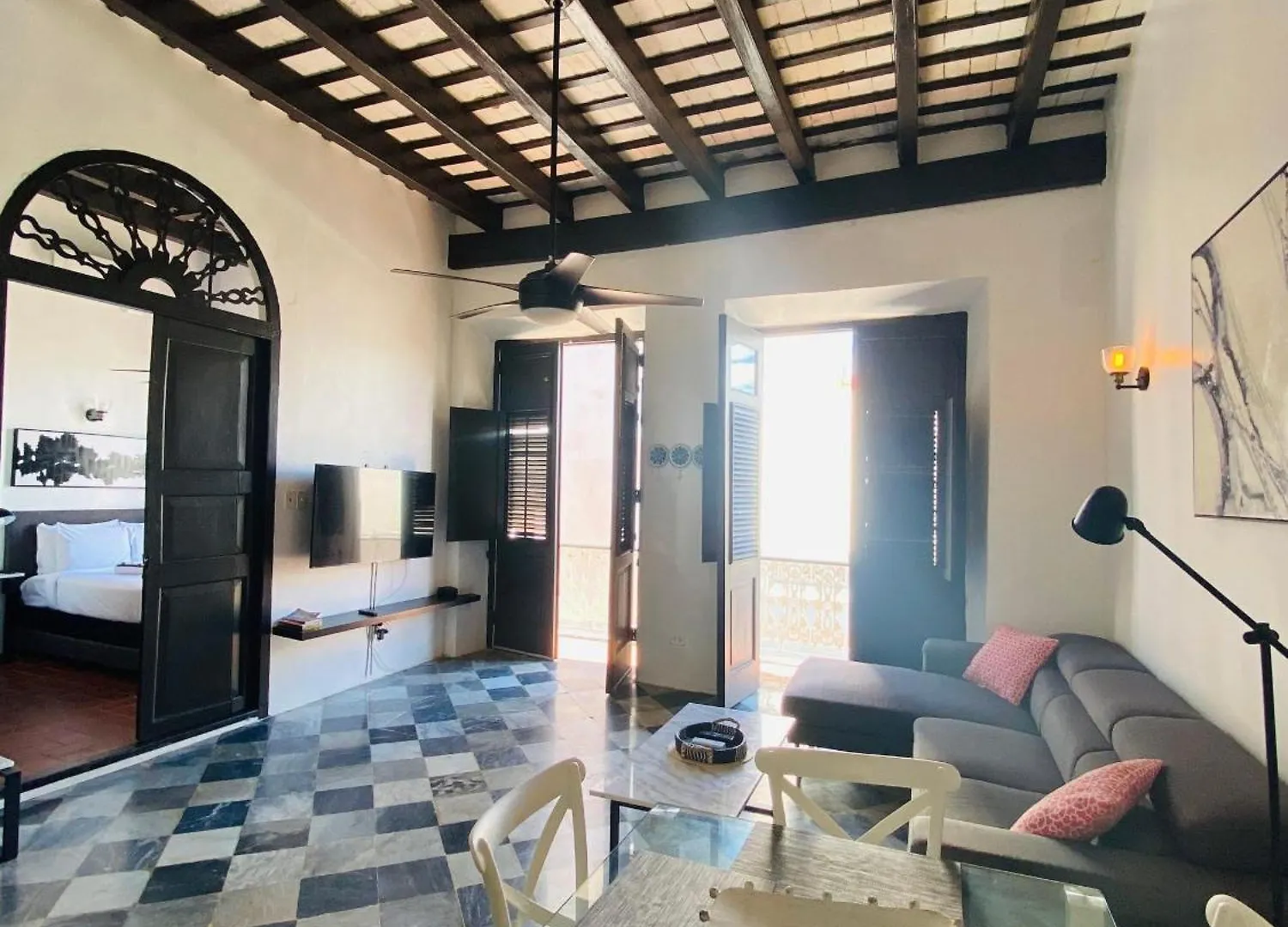 Colonial Apt With Balcony In Osj Next To San Sebastian Apt 3 산후안 아파트